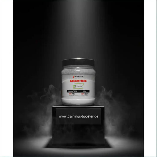 7 Nutrition Creatine Pulver mit Creapure® auf Podest, ideal für Sportler und Fitness-Training