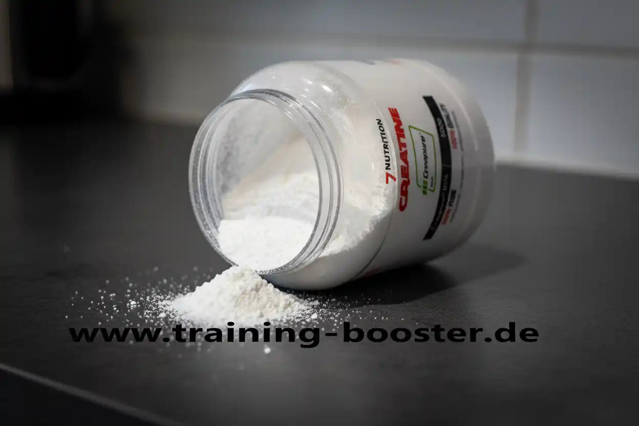 Creatine-Pulver aus einer Dose auf dunkler Oberfläche, ideal für Sportler und Fitness-Enthusiasten