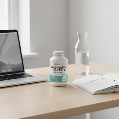 BioTechUSA Magnesium + Chelate Nahrungsergänzungsmittel auf Schreibtisch neben Laptop und Wasser