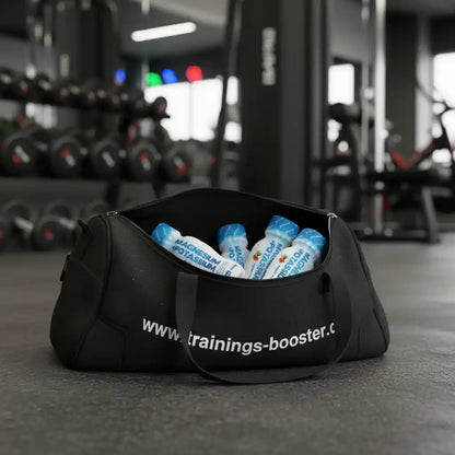 Schwarze Sporttasche mit Magnesium- und Kalium-Boosterflaschen im Fitnessstudio