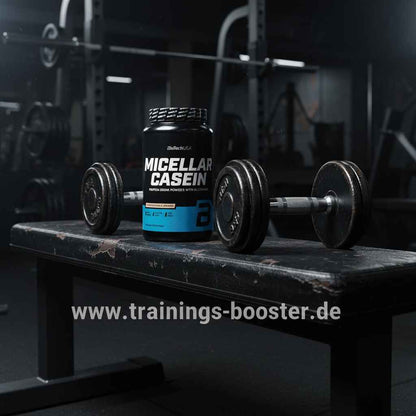 Micellar Casein Proteinpulver von BioTechUSA auf Bank mit Hanteln im Fitnessstudio