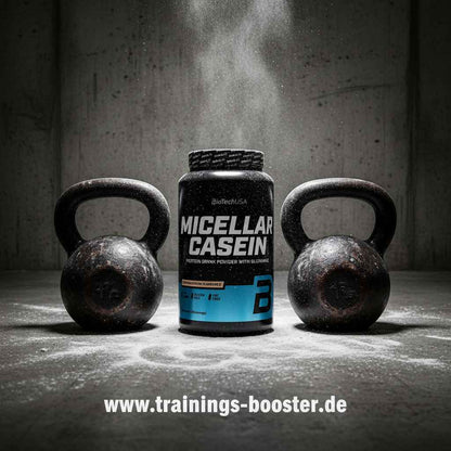 Micellar Casein Protein Powder mit Glutamin, flankiert von Kettlebells für Fitness und Muskelaufbau