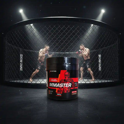 MMaster Trainingsbooster vor MMA-Käfig mit Kämpfern im Hintergrund