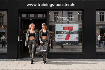 Zwei Frauen verlassen Sportnahrungsgeschäft mit Einkaufstasche, Multisport-Produkt im Fenster