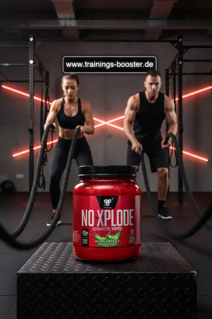 BSN Nutrition N.O. XPLODE Pre Workout Booster vor zwei Sportlern beim Battlerope-Training.