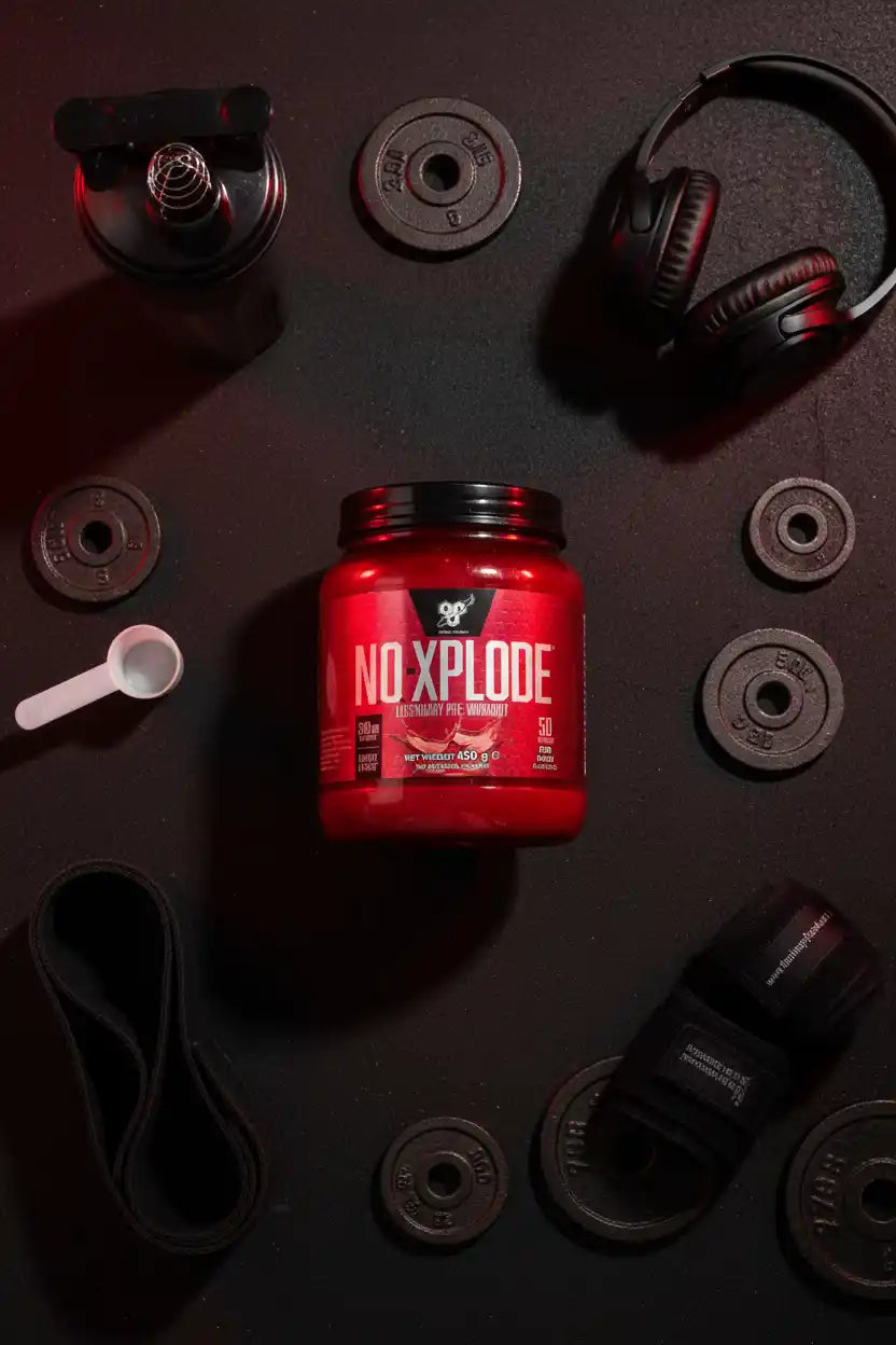 BSN Nutrition N.O. XPLODE Pre Workout Booster in rotem Tiegel mit Fitnesszubehör