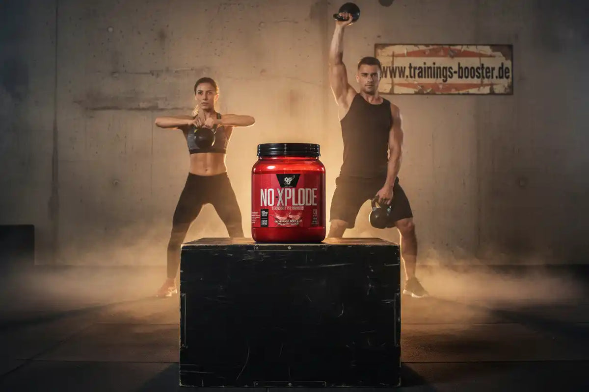 BSN Nutrition N.O. XPLODE 3.0 Pre Workout Booster vor Sportlern im Fitnessstudio