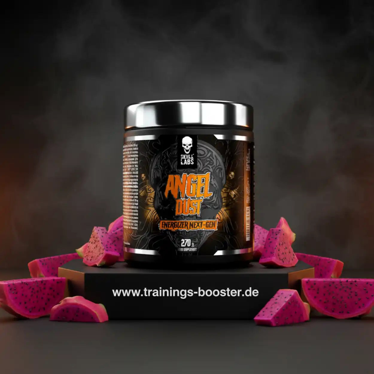 Dose Pre-Workout Booster ANGEL DUST mit Drachenfruchtstücken auf schwarzem Podest, Fitness Supplement
