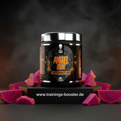 Dose Pre-Workout Booster ANGEL DUST mit Drachenfruchtstücken auf schwarzem Podest, Fitness Supplement