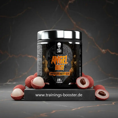 Dose Trainingsbooster Angel Dust mit Lychee-Früchten auf dunklem Marmortisch