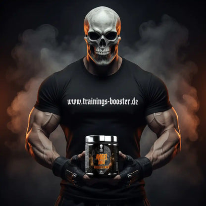 Muskelbepackte Figur mit Totenkopfmaske hält Pre-Workout Booster, Fitnessernährung, rauchiger Hintergrund.