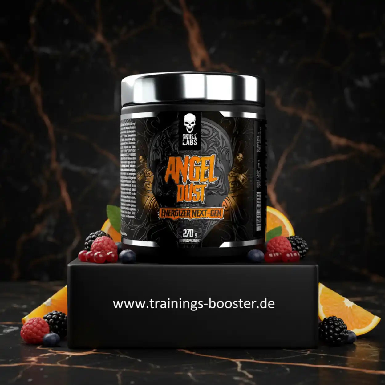 Skull Labs Angel Dust Pre-Workout Booster Dose auf schwarzem Sockel mit Beeren und Orangenscheiben