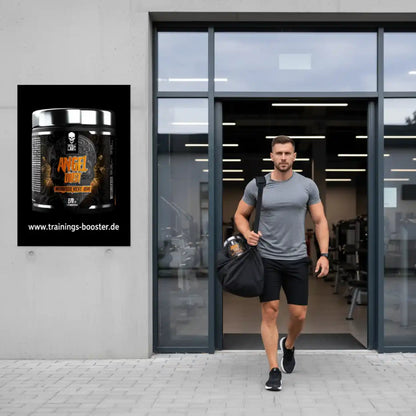 Sportlicher Mann verlässt Fitnessstudio, Supplement-Poster mit Booster Produkt an der Wand