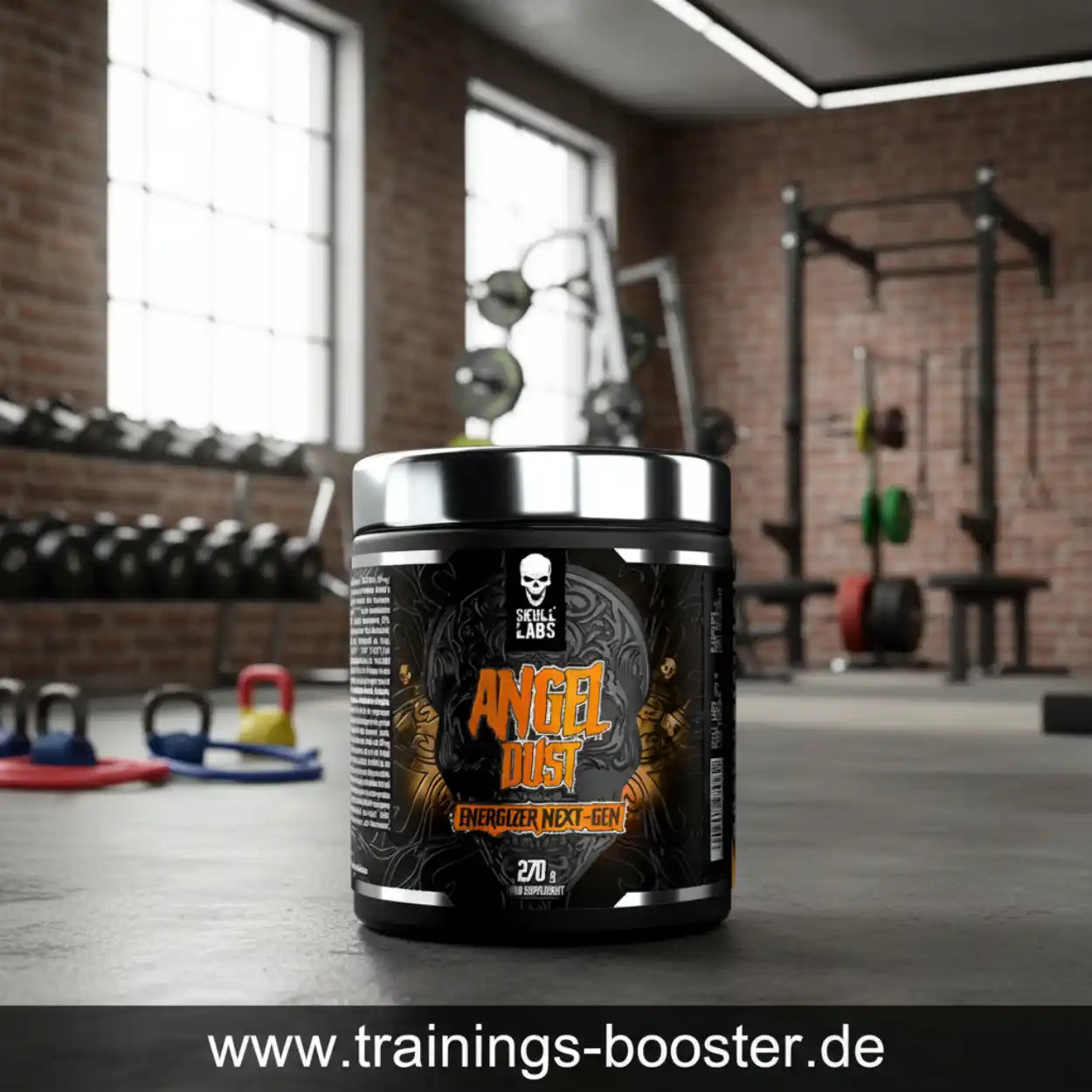 Pre-Workout Booster Dose im Fitnessstudio, Trainingsgeräte im Hintergrund, Nahrungsergänzung