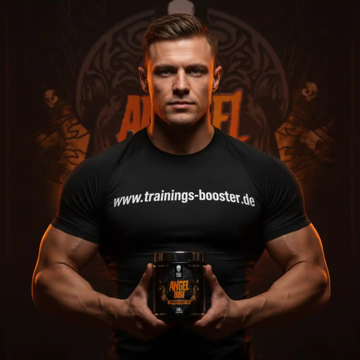 Muskulöser Mann hält Pre-Workout Booster Angel Dust, schwarzes Shirt mit trainings-booster.de Aufdruck
