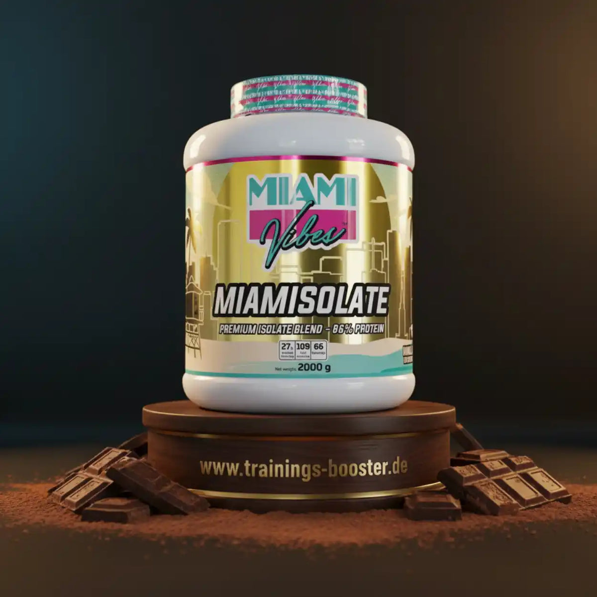 MIAMI VIBES MIAMISOLATE 2000g Protein Isolat Dose auf Holzsockel mit Schokoladenstücken.