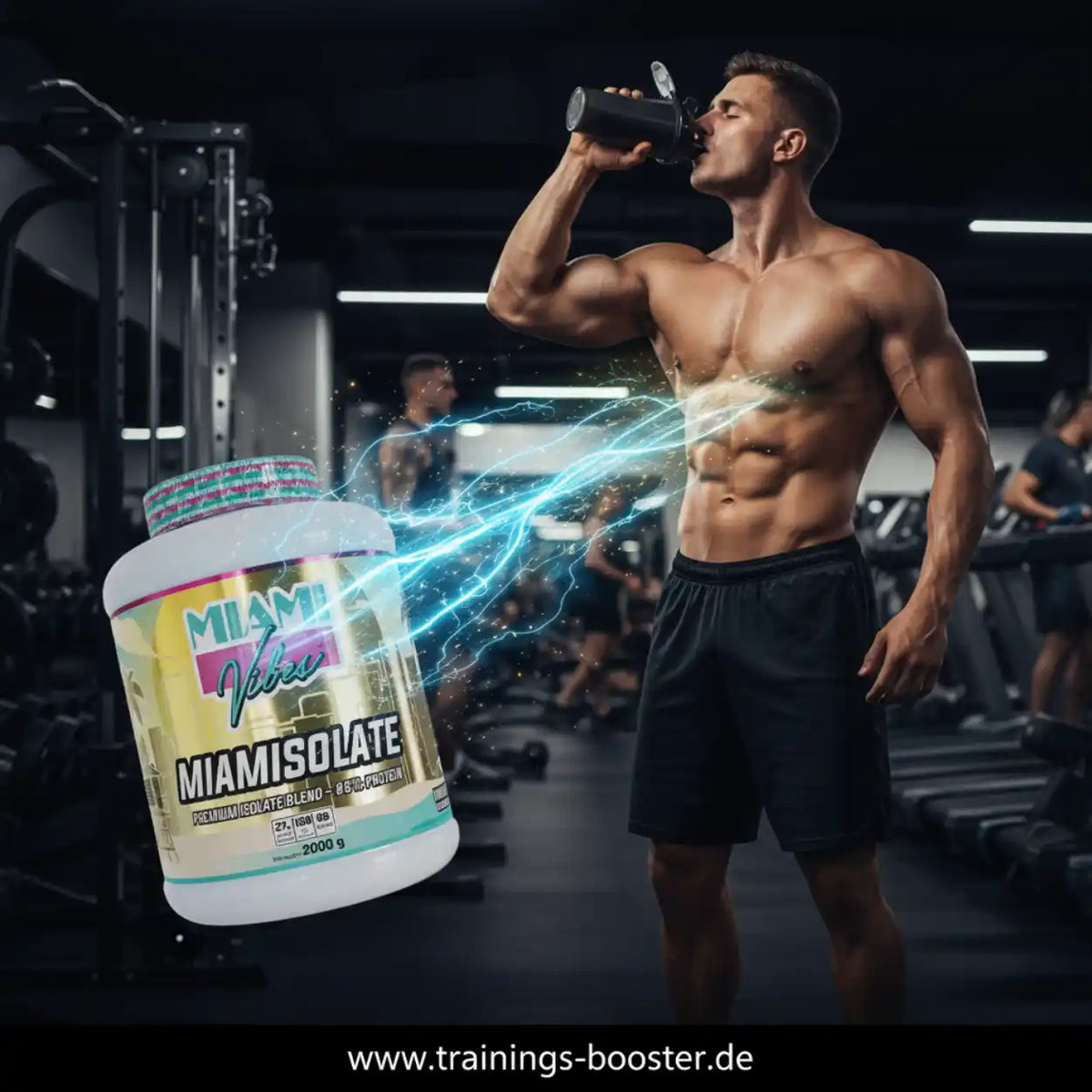 Muskulöser Mann trinkt Protein-Shake neben einer Dose MIAMI VIBES MIAMISOLATE im Fitnessstudio.
