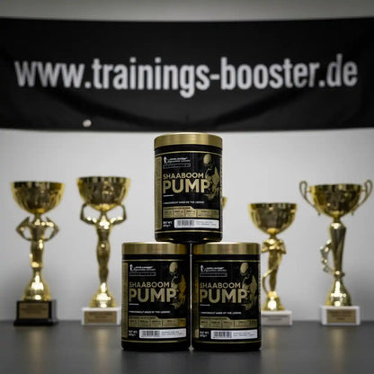 SHAABOOM PUMP Pre-Workout Booster mit goldenen Trophäen im Hintergrund – Sportnahrung für maximale Leistung