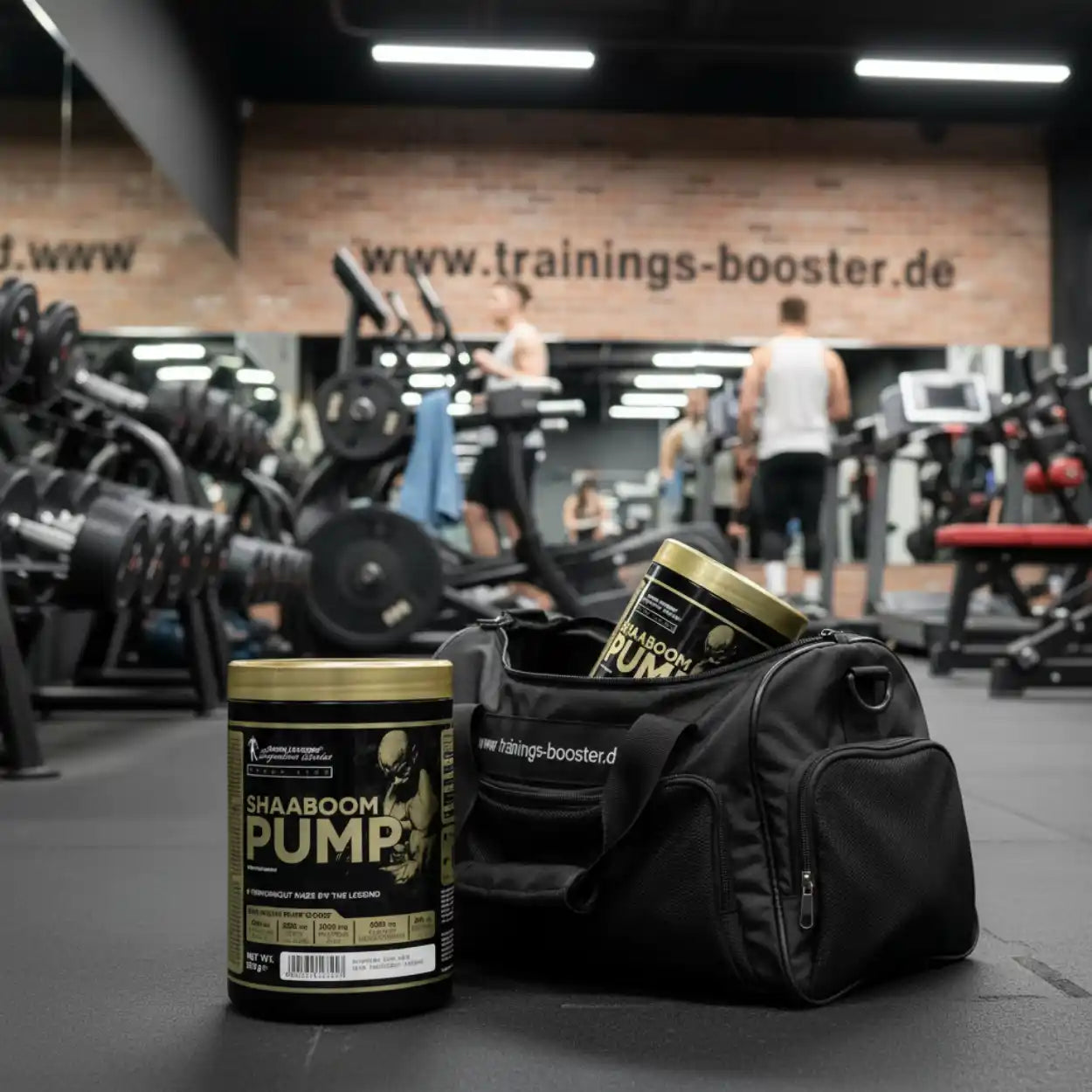 Shaaboom Pump Pre-Workout in Gymtasche vor Fitnessstudio mit Trainingsgeräten und Athleten