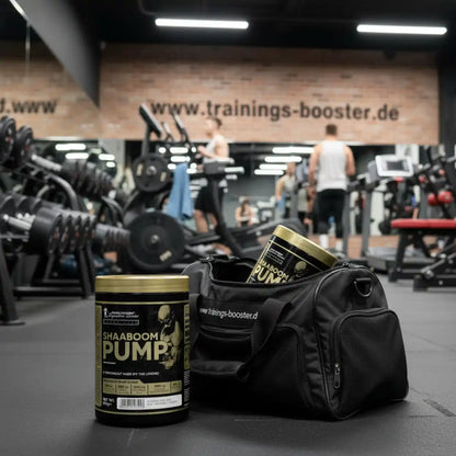 Shaaboom Pump Pre-Workout in Gymtasche vor Fitnessstudio mit Trainingsgeräten und Athleten