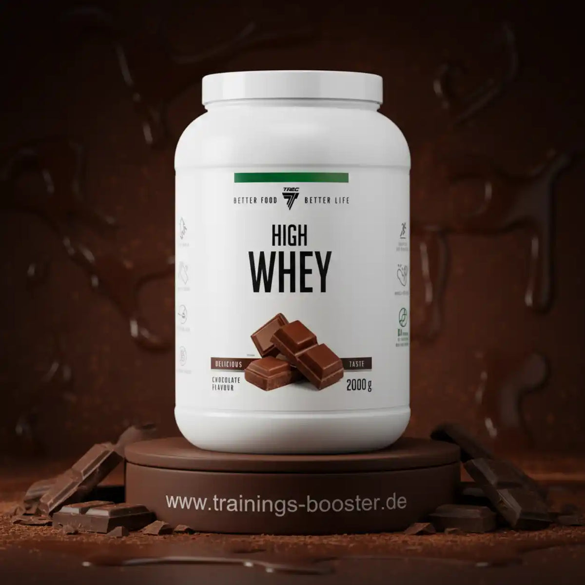 Weiße Dose Trec High Whey Proteinpulver mit Schokoladengeschmack vor Schokoladenhintergrund