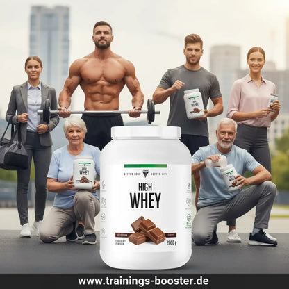 Große Packung High Whey Proteinpulver mit Schokoladenstücke, umgeben von fitten Menschen.