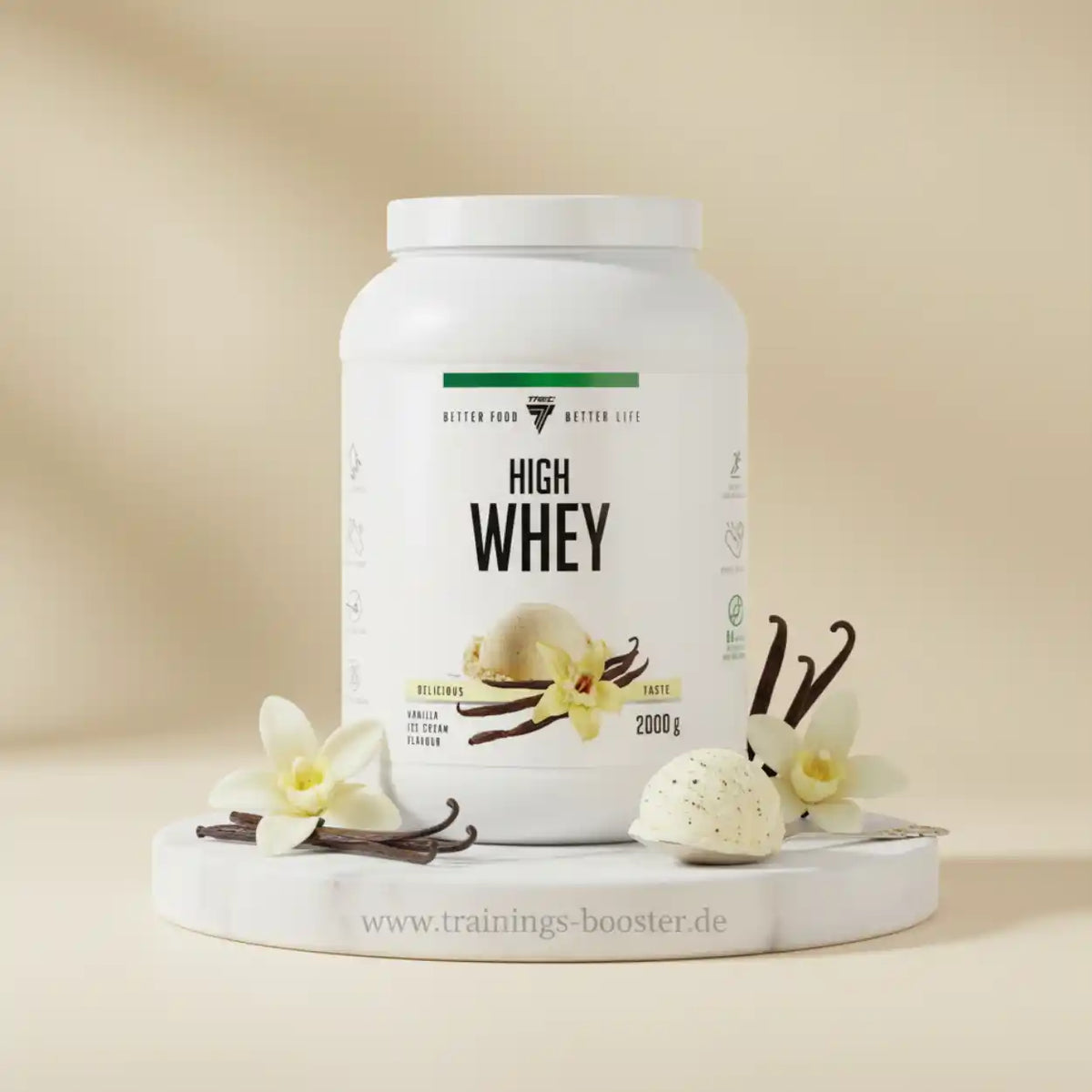 High Whey Proteinpulver Vanille Ice Cream Geschmack in weißem Dose mit Vanilleblüten.