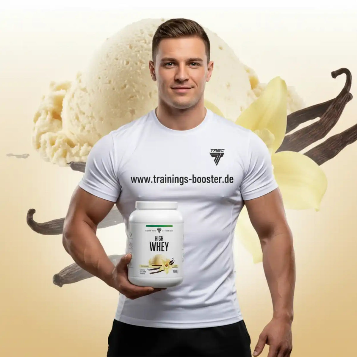 Muskulöser Mann hält eine Dose High Whey Proteinpulver mit Vanille-Eis im Hintergrund.