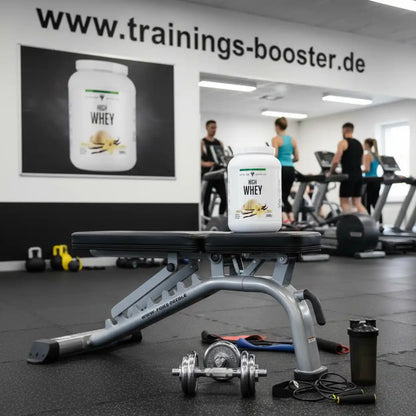 Whey Protein Dose auf einer Fitnessbank im Trainingsstudio mit Hanteln.