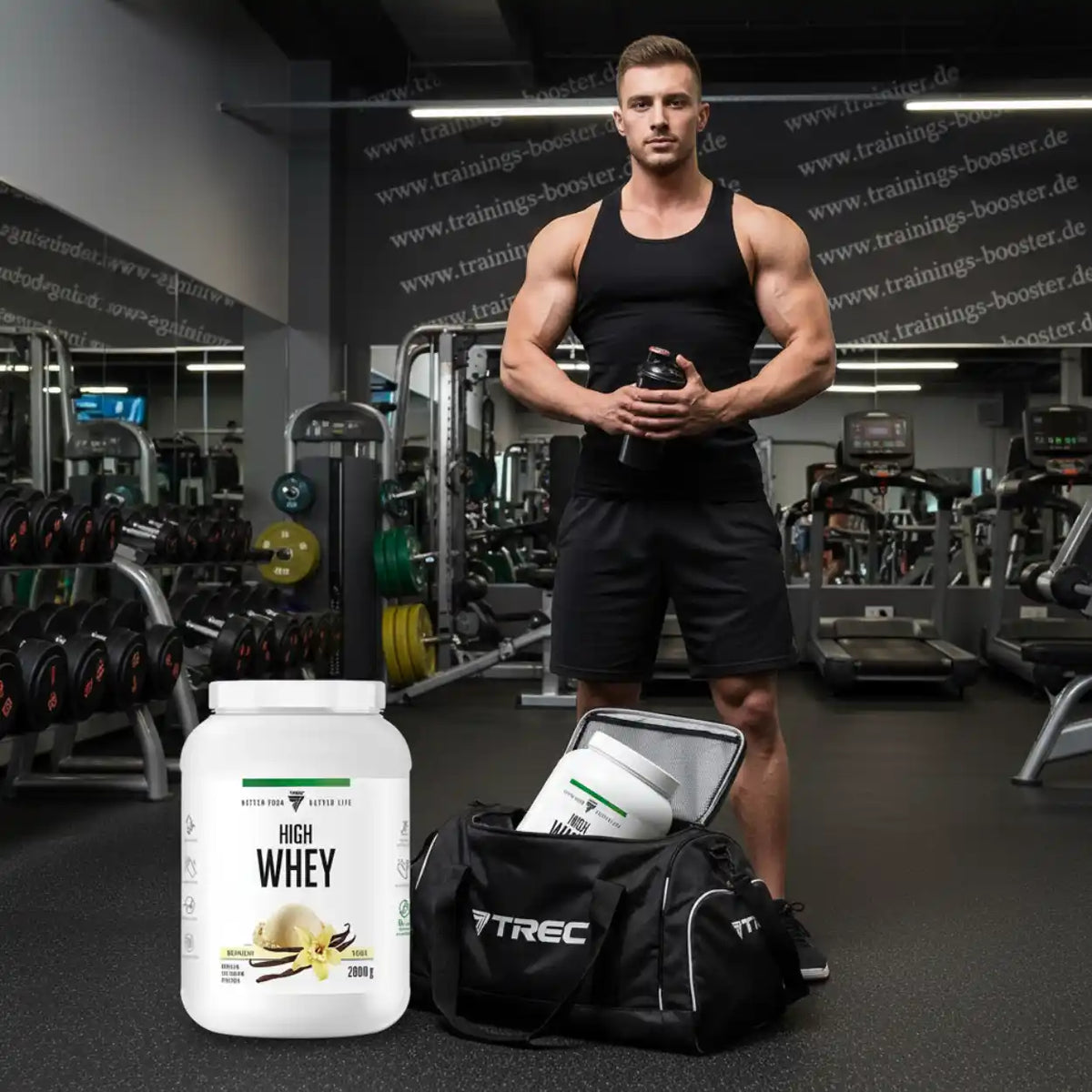 Muskulöser Mann im Fitnessstudio mit High Whey Proteinpulver und Sporttasche.