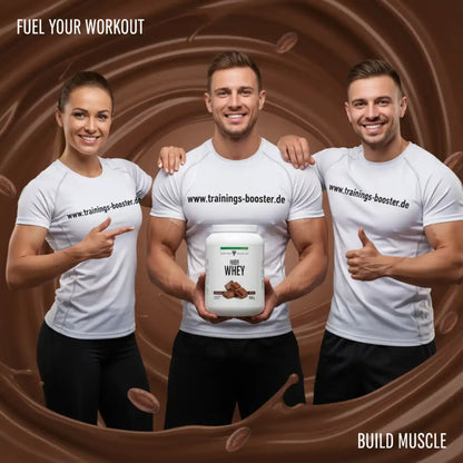 Drei sportliche Menschen präsentieren High Whey Proteinpulver vor Schokoladenhintergrund.