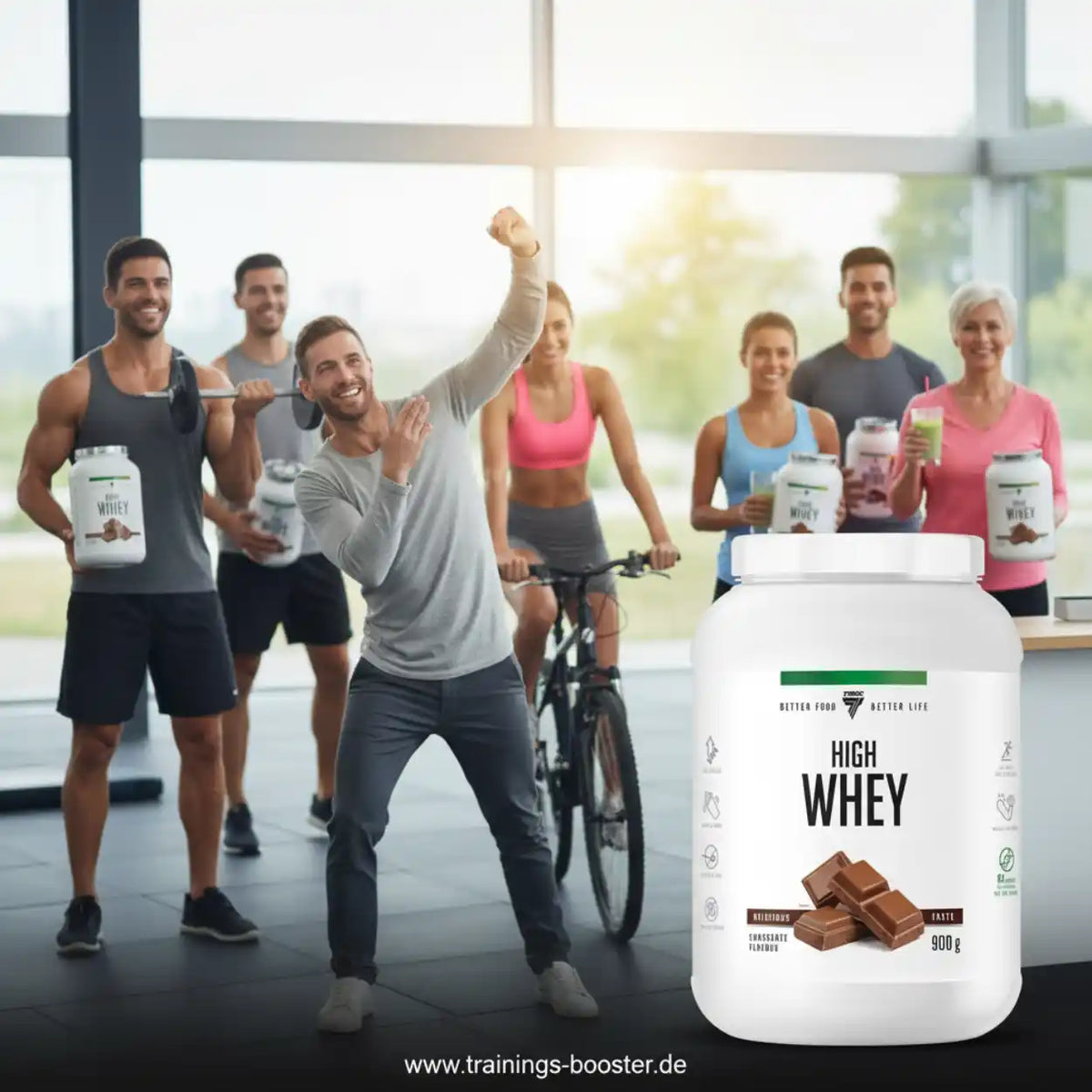 Gruppe von Sportlern im Fitnessstudio mit High Whey Protein Pulver im Vordergrund