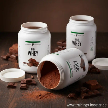 Drei Dosen High Whey Proteinpulver mit Schokoladenstücken auf dunklem Holzhintergrund