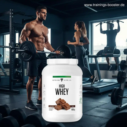 High Whey Proteinpulver in der Dose vor Fitnessstudio-Hintergrund