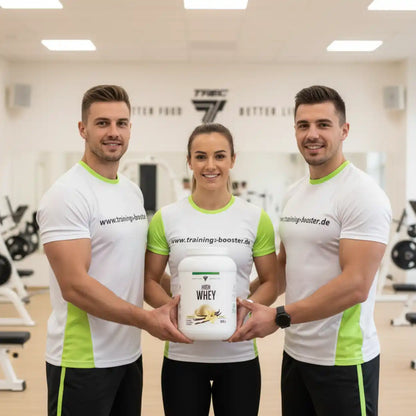 Drei lächelnde Sportler halten eine Dose High Whey Proteinpulver im Fitnessstudio.