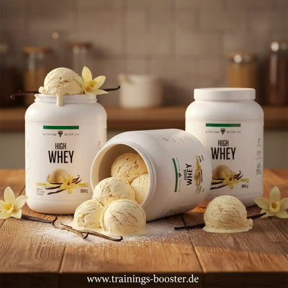 Zwei Dosen High Whey Proteinpulver mit Vanilleeis-Kugeln und Vanilleblüten auf Holztisch.