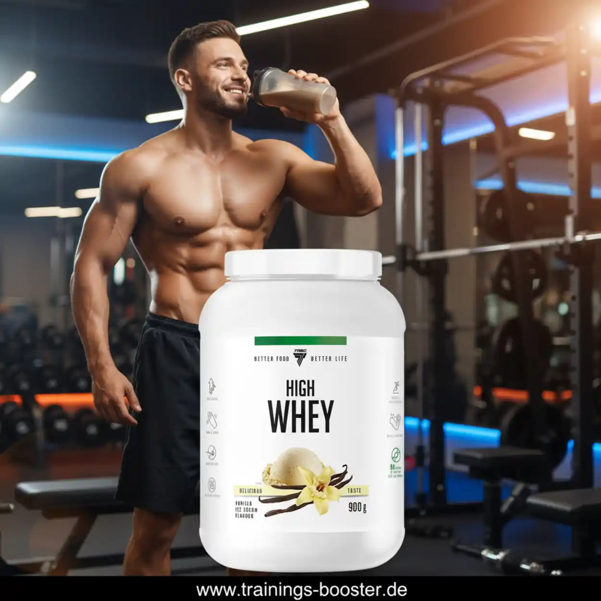 Muskulöser Mann trinkt Proteinshake im Fitnessstudio mit einer Dose High Whey Proteinpulver.