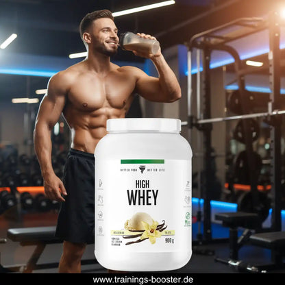 Muskulöser Mann trinkt Proteinshake im Fitnessstudio mit einer Dose High Whey Proteinpulver.