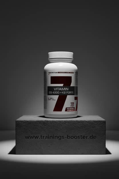 Vitamin D3 4000 + K2 Forte von 7NUTRITION auf grauem Podest
