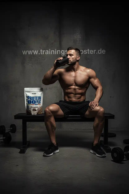 Muskulöser Mann trinkt Proteinshake neben Protein 80 Plus Beutel im Fitnessstudio