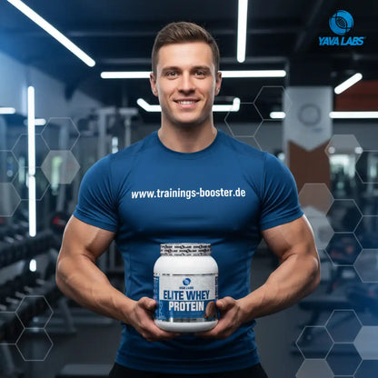 Muskulöser Mann mit Elite Whey Protein in der Hand im Fitnessstudio