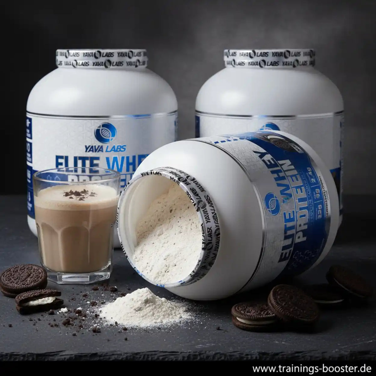 Elite Whey Protein Pulver in weißen Dosen mit Schoko-Cookies und einem Protein-Shake.