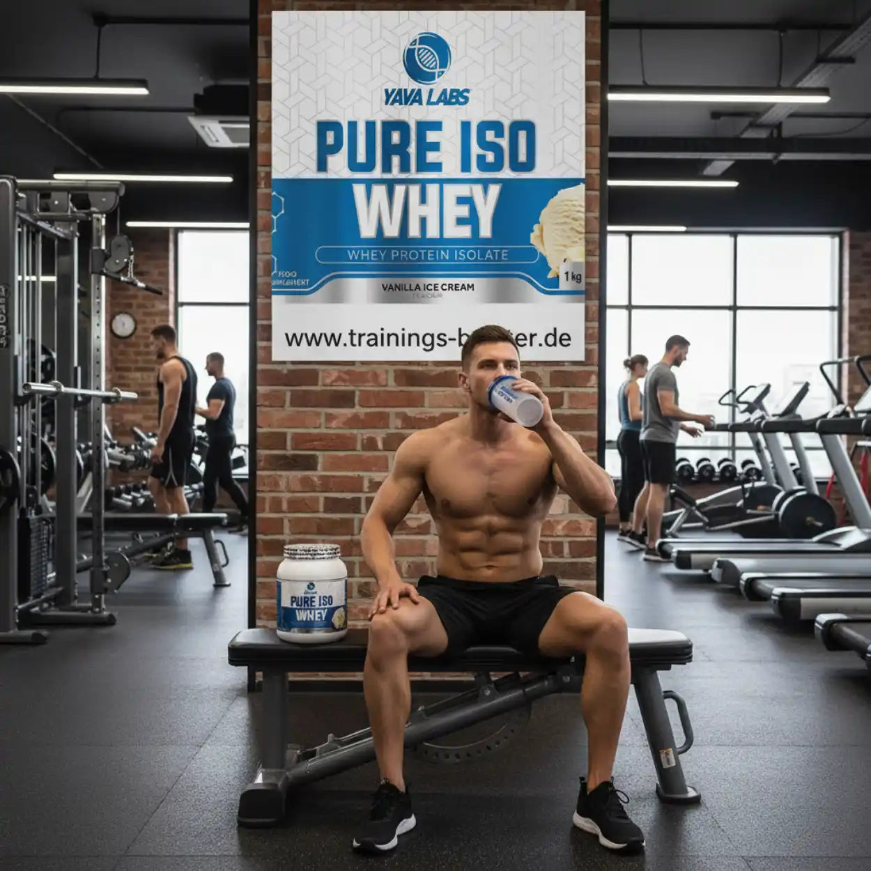 Muskulöser Mann trinkt Whey Protein Isolate im Fitnessstudio, Vanille-Eiscreme Geschmack