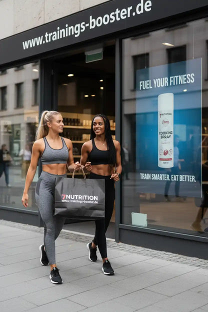 Zwei Frauen mit Fitness-Produkten vor trainings-booster.de-Laden, 7NUTRITION Einkaufstasche