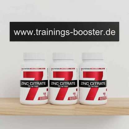 Drei Flaschen Zinc Citrate 15 mg Kapseln von 7Nutrition auf Holzregal, ideal für Sportler und Fitness